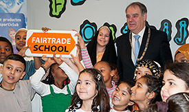 Burgemeester Verkerk en leerlingen van Fairtrade school de Omnibus